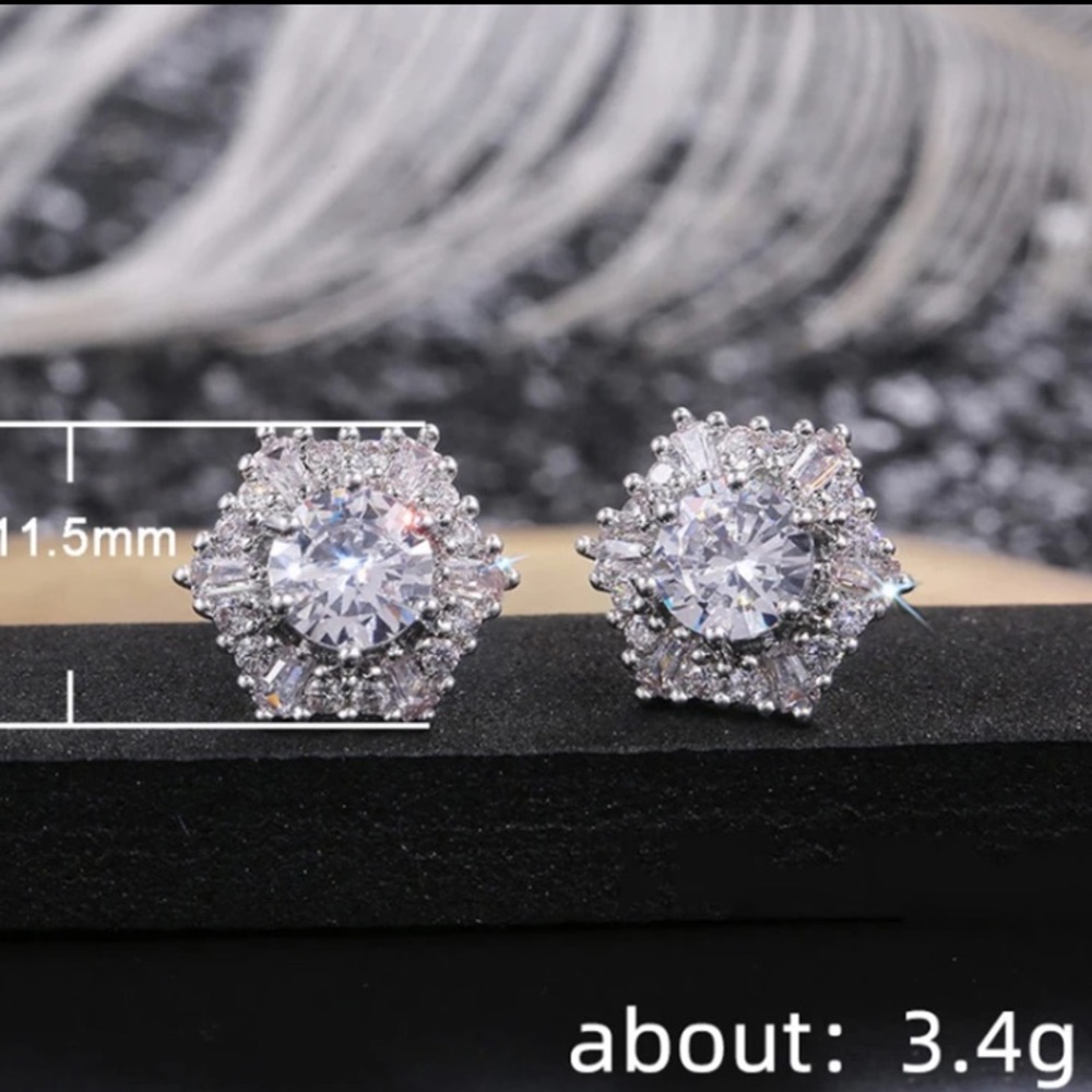 18K White Gold Hexagon Halo stud earrings - Picture 4 of 4